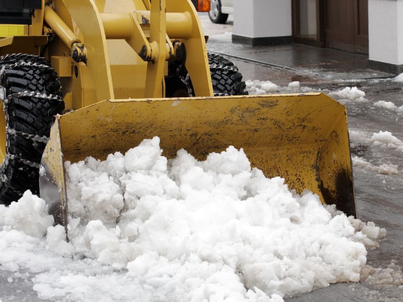冬の安全な道路を確保するシンメ建設運輸の除雪作業。石川県野々市市