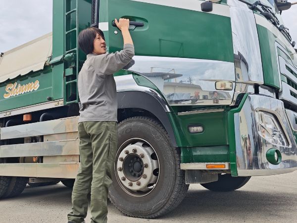 女性ドライバーも活躍するシンメ建設運輸株式会社