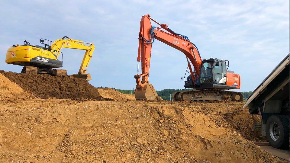 造成工事を行うシンメ建設運輸の大型重機。バックホー
