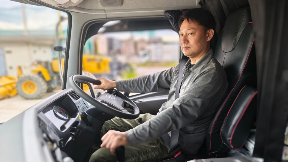 「会社の雰囲気が良い」と語るシンメ建設運輸の先輩ドライバー