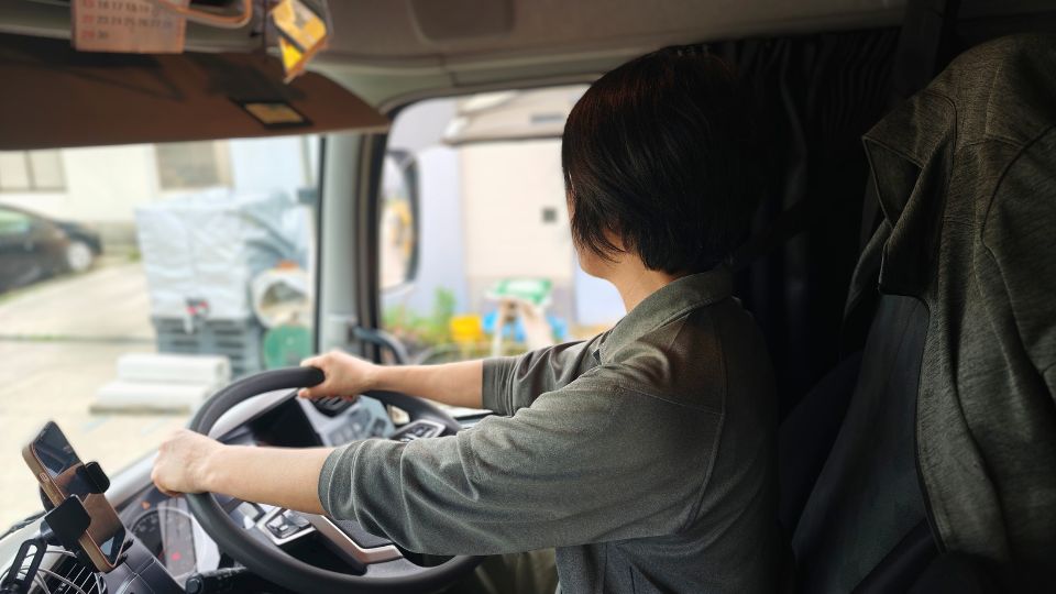 シンメ建設運輸で活躍する女性大型ドライバー新谷千草のインタビュー写真