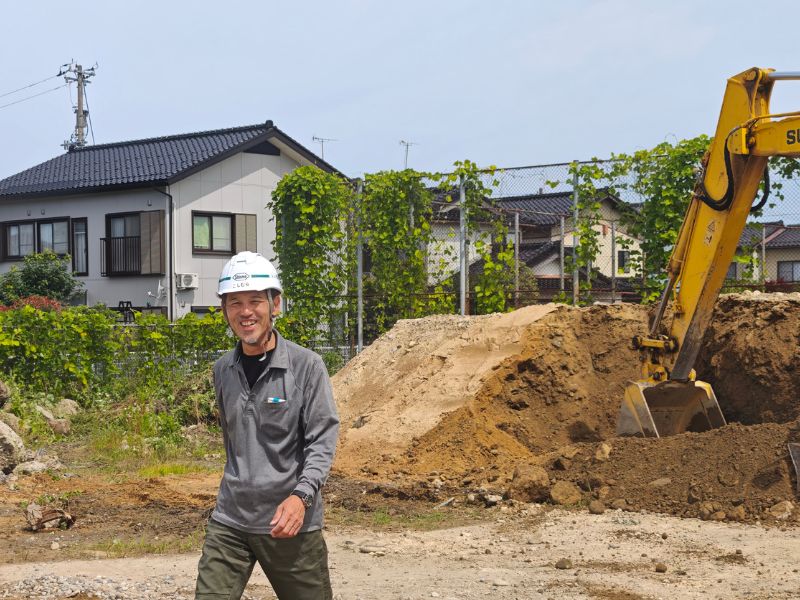 代表挨拶
社長自ら重機に乗り、笑顔で社員とその家族の幸せを大切にすると語る越村社長